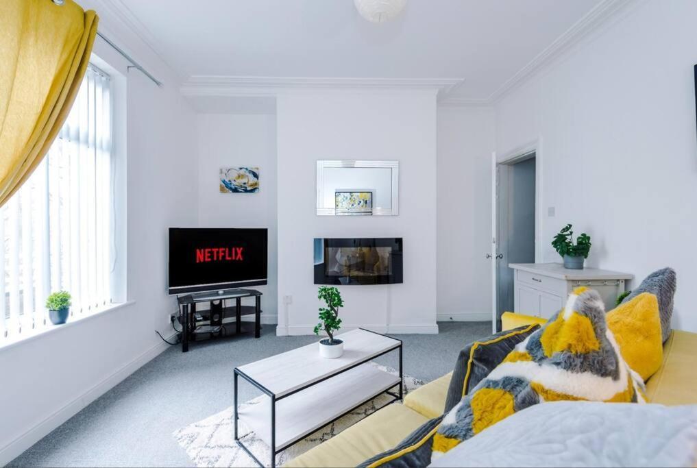 Long Term Offers Message For Prices Sleeps 6 Adults, Contractors, Relocators, Travellers Villa Halifax Kültér fotó